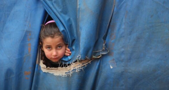 فتاة تعيش في مخيمات الشمال السوري