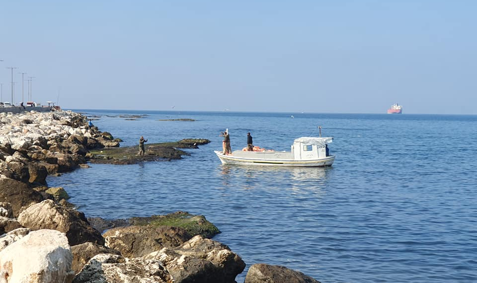 سكان بانياس يعانون التسربات النفطية المتكررة وسط عجز سلطة اﻷسد عن إيقافها