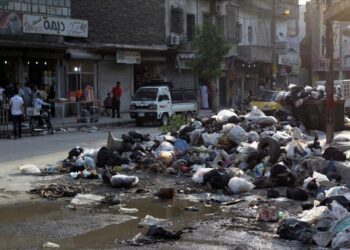 مجموعات اﻷطفال تغزو أكوام القمامة في مدينة حلب وشبكات السماسرة تتحكم في اﻷسعار