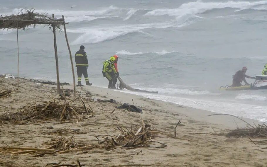 انتشال جثث الغرقى من البحر المتوسط