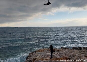 مروحية تركية تبحث عن مهاجرين غير شرعيين في بحر إيجة