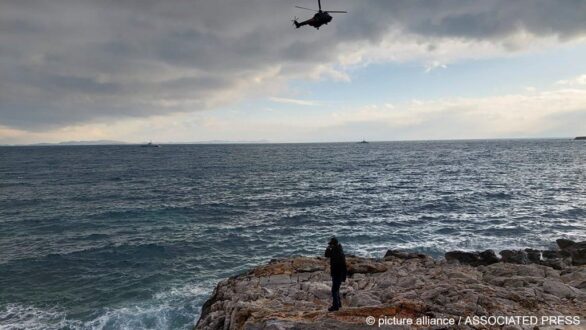 مروحية تركية تبحث عن مهاجرين غير شرعيين في بحر إيجة