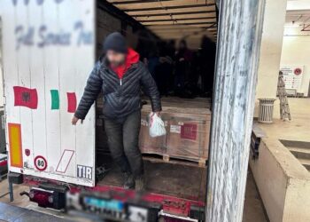 إلقاء القبض على مهاجرين غير شرعيين في شاحنة