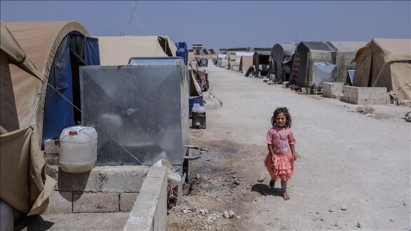 صورة طفلة من داخل إحدى مخيمات الشمال السوري (تعبيرية)