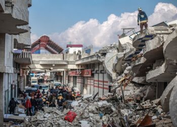 أبنية متضررة في مدينة الأتارب غربي حلب إثر زلزال شباط