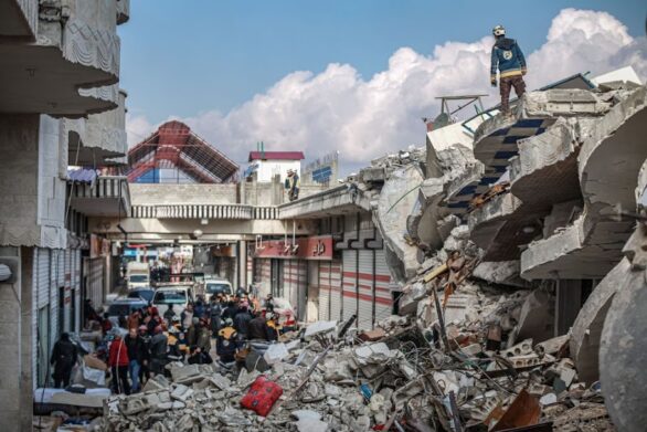 أبنية متضررة في مدينة الأتارب غربي حلب إثر زلزال شباط