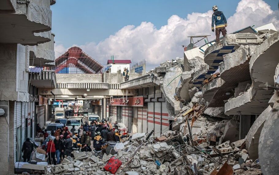 أبنية متضررة في مدينة الأتارب غربي حلب إثر زلزال شباط