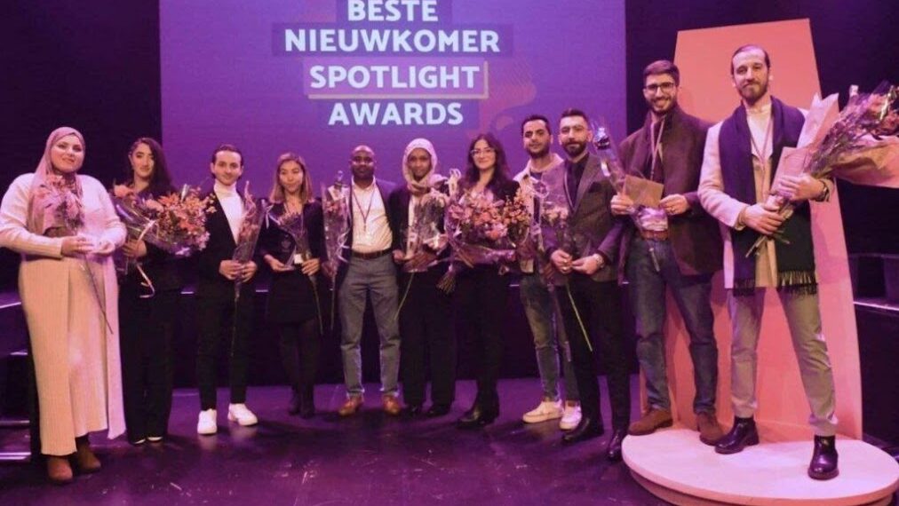 صورة للفائزين ضمن حفل "أفضل وافد جديد" في هولندا