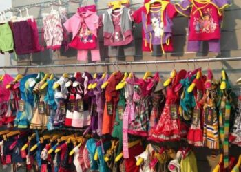 كم راتباً تحتاج لتأمين أسعار الألبسة لـ “ديارة” الطفل المولود حديثاً في دمشق؟