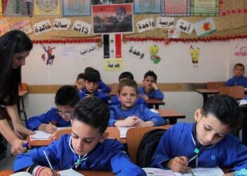 القمل يأكل رؤوس الطلاب بمناطق سلطة اﻷسد والتربية تعلن الاستنفار مجدداً.. ما القصة؟