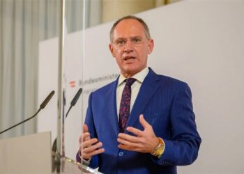 سياسي سويدي: هكذا تُضر العنصرية بالمجتمعات اﻷوروبية.. وهذا هو الحل