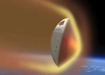 فيديو فريد صورته الكبسولة الفضائية W-1  أثناء دخولها في الغلاف الجوي للأرض