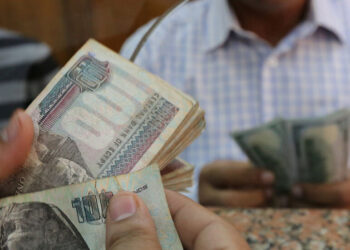 الجنيه المصري يهبط إلى مستوىً تاريخي بعد قرار من البنك المركزي