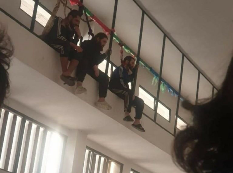 سوريون في سجن رومية يحاولون إنهاء حياتهم خوفاً من تسليمهم لسلطة الأسد