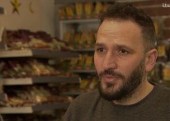 تعرض لهجمات عنصرية في مكان ولقي ترحيباً حاراً في مكان آخر.. أحمد الخمران شاب سوري يبني طموحه في بريطانيا