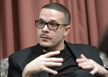 كان قسّاً لـ 15 سنة.. اﻷمريكي جيفري شون كينغ وزوجته يعتنقان اﻹسلام في أولى ليالي رمضان