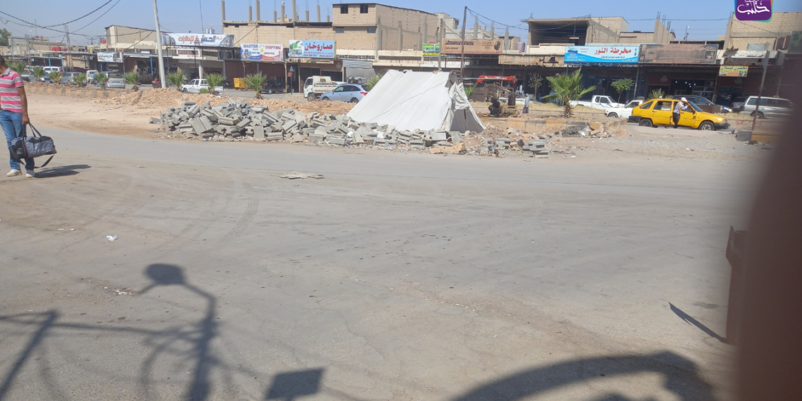 خيمة في بداية نفق وسط القامشلي