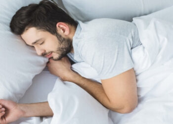 هل النوم الزائد أخو الناقص؟ دراسة علمية تجيب