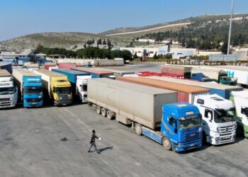 شاحنات إغاثية قرب المعابر الحدودية