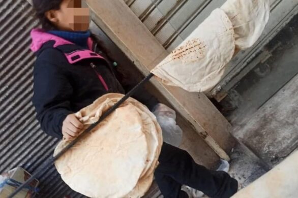 إحدى بائعات الخبز في دمشق