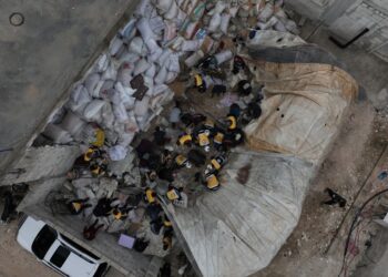 من عملية إنقاذ العالقين تحت أنقاض الجدار المنهار فوق خيمة مدرسية في سرمدا