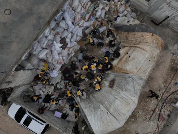 من عملية إنقاذ العالقين تحت أنقاض الجدار المنهار فوق خيمة مدرسية في سرمدا