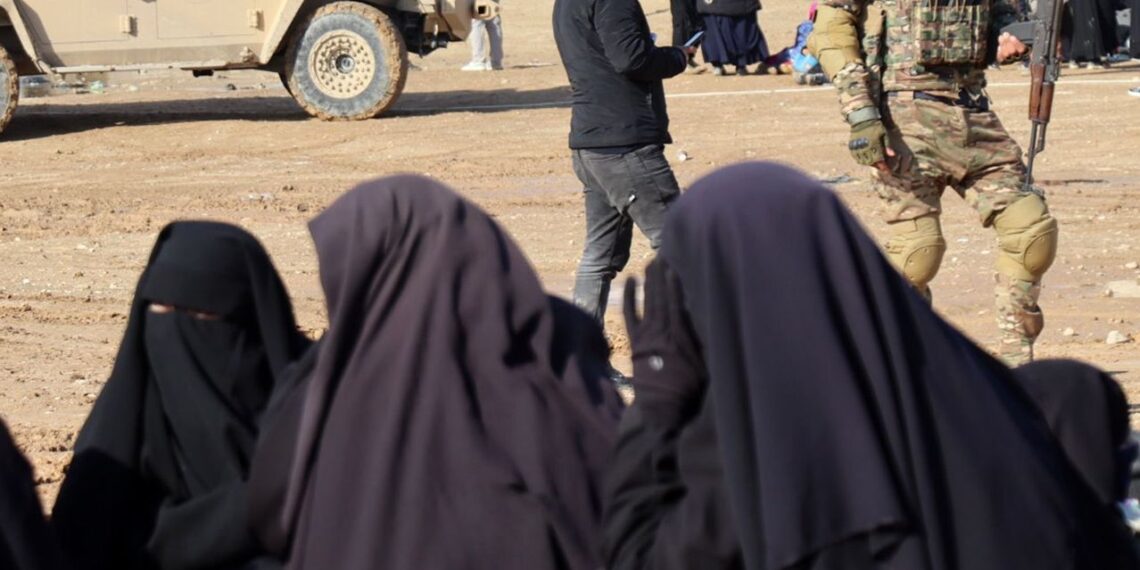 صحيفة: لماذا تمتنع دول الغرب عن تفكيك مخيم الهول في الحسكة؟