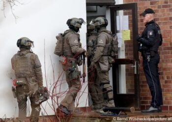 قد يواجه خطر الترحيل إلى سوريا.. ألمانيا تُنهي اللجوء الكنسي لسوري وتعيده إلى الدنمارك