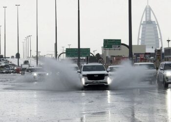 سحابة خضراء تظهر في اﻷفق مع اﻷمطار والسيولة المرعبة.. ما الذي يجري في اﻹمارات؟