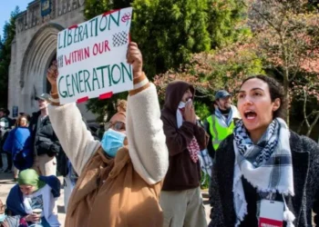 الشرطة اﻷمريكية تشن حملة اعتقالات جماعية لقمع احتجاجات الطلاب على اجتياح غزة