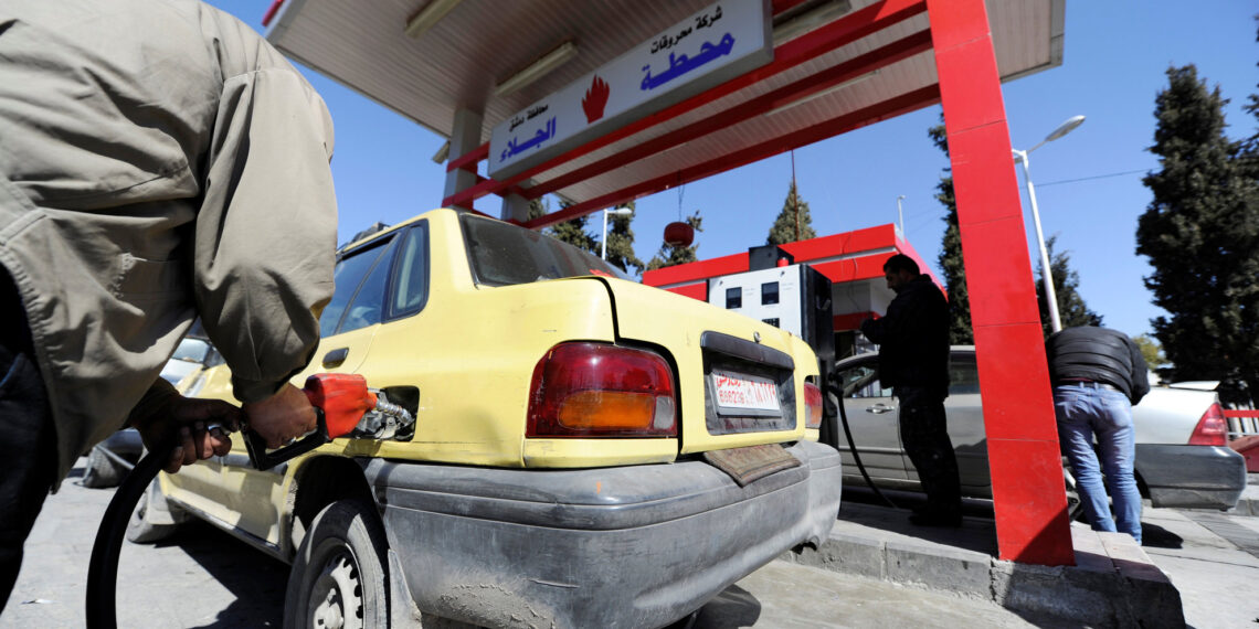 ملامح أزمة محروقات جديدة تبدأ بالظهور في مناطق سيطرة اﻷسد