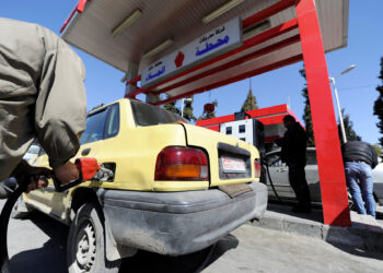 ملامح أزمة محروقات جديدة تبدأ بالظهور في مناطق سيطرة اﻷسد