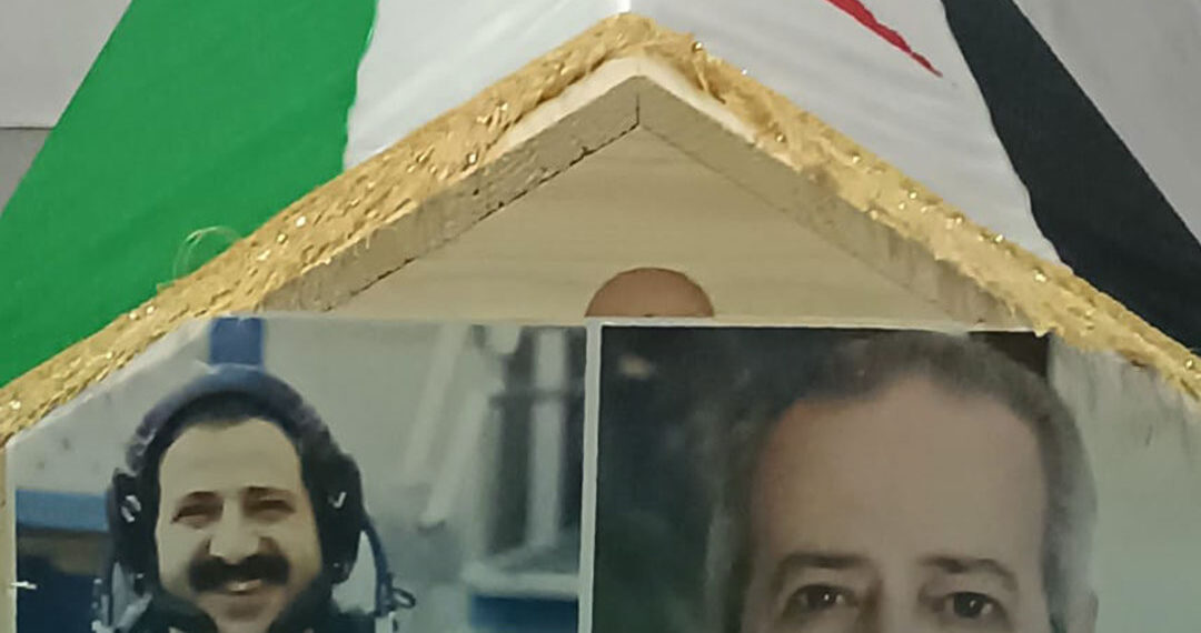 تابوت اللواء محمد الفارس موشحًا بعلم الثورة السورية