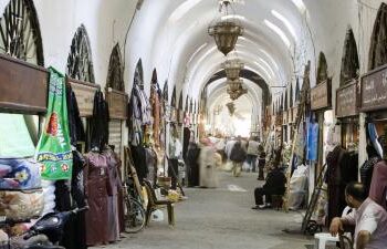 هكذا يتحايل سكان حمص على غلاء الألبسة مع حلول العيد