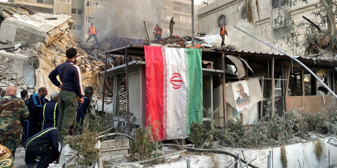 صحيفة لبنانية: واهم جداً من يعتقد أن إيران ستخفف من وجودها العسكري في سوريا