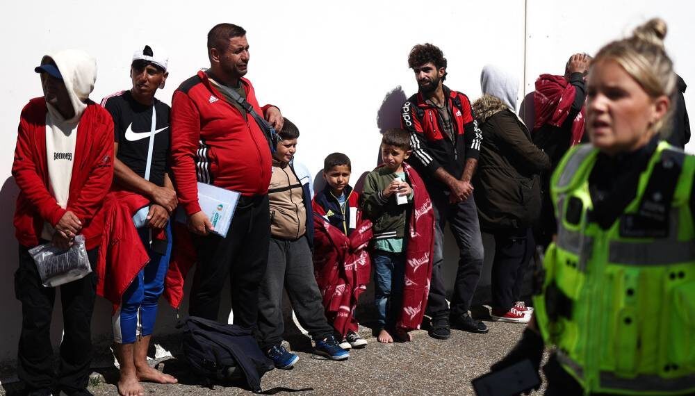 أيرلندا تطالب بريطانيا بوقف تدفق موجات اللاجئين من أراضيها