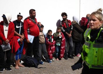 أيرلندا تطالب بريطانيا بوقف تدفق موجات اللاجئين من أراضيها