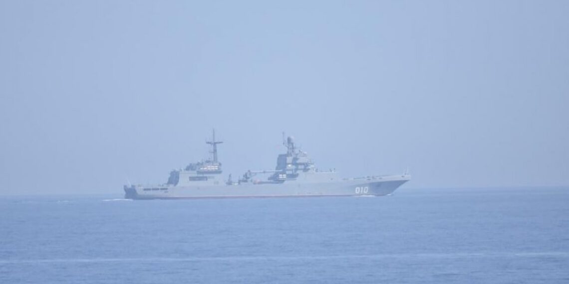 روسيا تنقل معدات عسكرية من سوريا إلى ليبيا.. تقرير يحذّر من العواقب