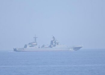 روسيا تنقل معدات عسكرية من سوريا إلى ليبيا.. تقرير يحذّر من العواقب