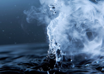 لا يزال الماء اﻷكثر بساطة وإدهاشاً للعلماء.. اكتشاف ظاهرة ثورية تفك لغزاً عمره ثمانية عقود