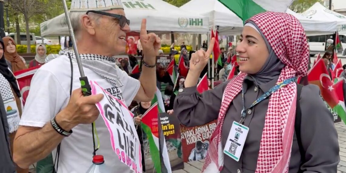 ناشط أمريكي ومدرب فرنسي يدخلان اﻹسلام في يوم واحد.. والسبب غزة