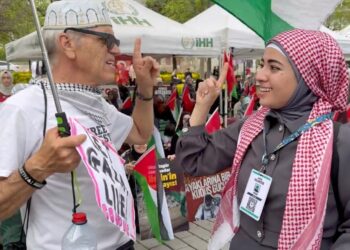 ناشط أمريكي ومدرب فرنسي يدخلان اﻹسلام في يوم واحد.. والسبب غزة