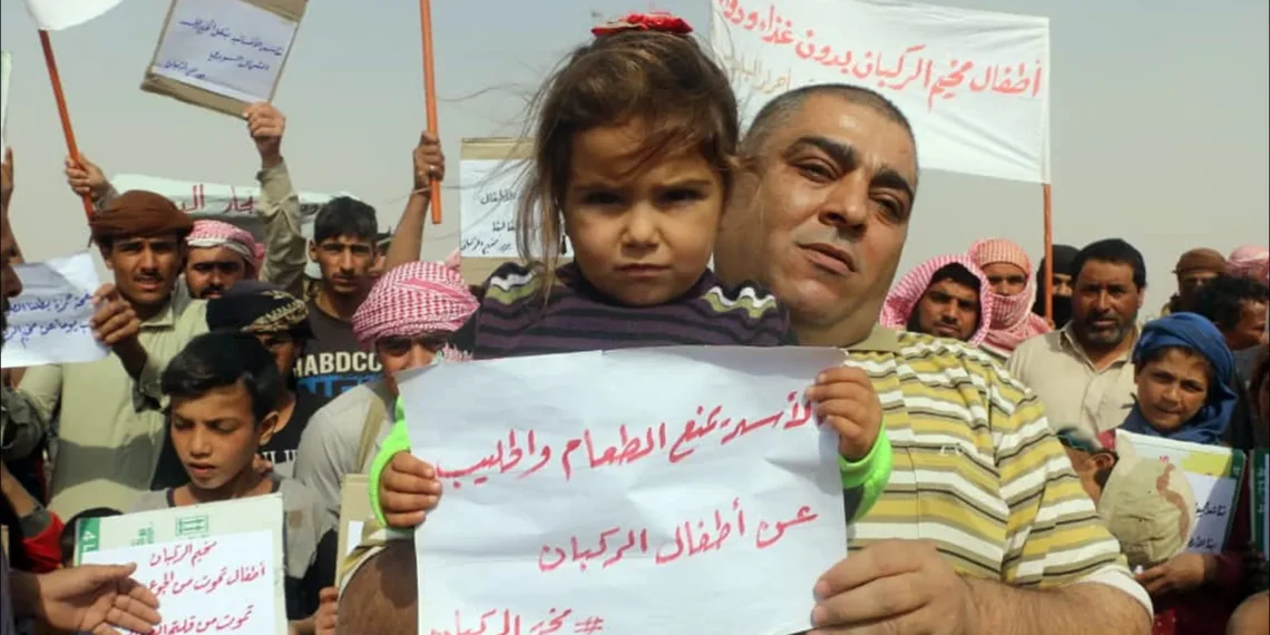 نازحو مخيم الركبان يطالبون بالخروج إلى إدلب