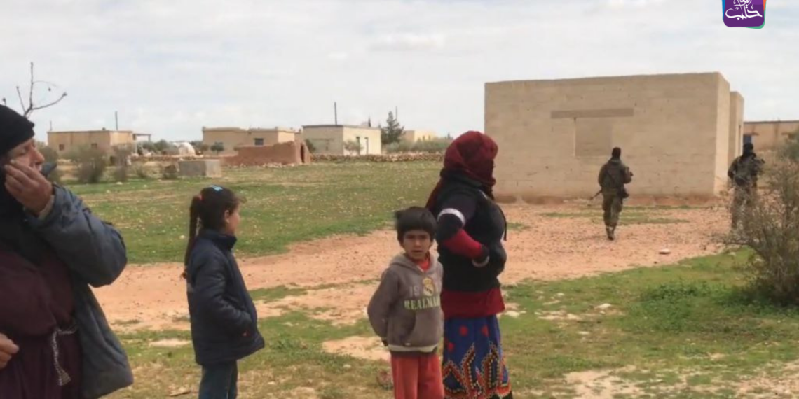 من مداهمة منازل الأهالي بقرية رسم الأحمر بريف سلمية الشمالي الشرقي