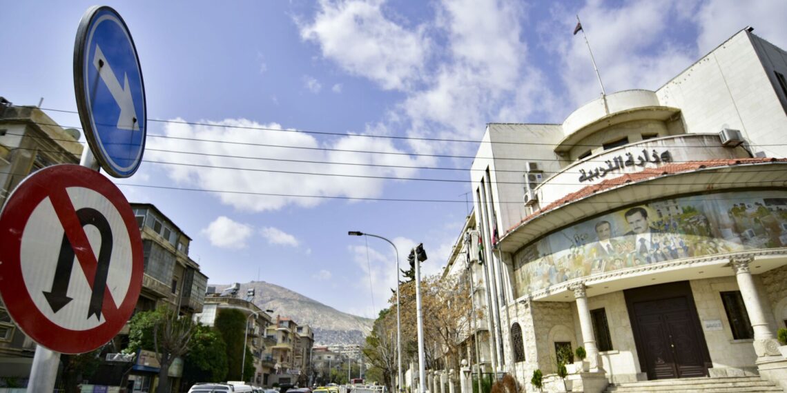 فوضى وفساد في مدارس دمشق.. موظفو التربية يساهمون في شبكة تزوير