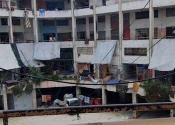 السلطات اللبنانية تُجبر اللاجئين السوريين على مغادرة مجمّع إيواء ضخم شمال البلاد