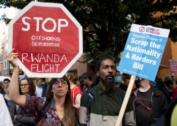 “عار خطة رواندا” يلاحق الحكومة البريطانية.. لاجئ سوري يكشف عن مآسٍ في مراكز الاحتجاز