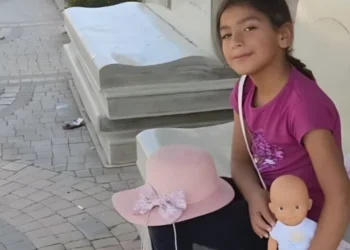 “عار خطة رواندا” يلاحق الحكومة البريطانية.. لاجئ سوري يكشف عن مآسٍ في مراكز الاحتجاز