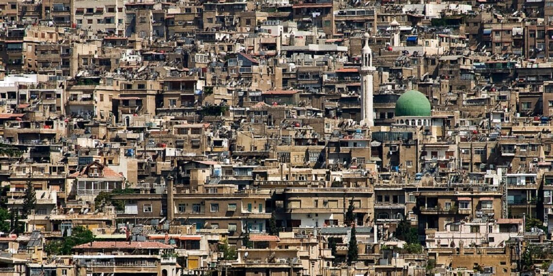 سكان في دمشق يصلحون “المجرور” على نفقتهم.. كيف علّق مدير مؤسسة الصرف الصحي؟