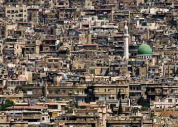 سكان في دمشق يصلحون “المجرور” على نفقتهم.. كيف علّق مدير مؤسسة الصرف الصحي؟